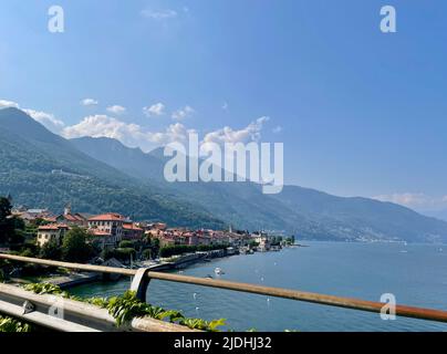 Panoramablick auf die idyllische Seestadt Cannobio von der Uferstraße aus gesehen. Lago Maggiore, Oberitalienische Seen, Piemont, Italien. Stockfoto