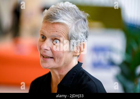 Etterbeek, Brüssel, 21. Juni 2022. Die ehemalige Rektorin der VUB Caroline Pauwels, aufgenommen während einer Pressekonferenz zur Bekanntgabe der Ergebnisse der Wahl für den neuen Rektor, am Dienstag, den 21. Juni 2022, auf dem Plein-Campus der VUB Vrije Universiteit Brussel in Etterbeek, Brüssel. BELGA FOTO LAURIE DIEFFEMBACQ Stockfoto