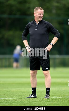 Genk., Belgien, 21. Juni 2022, Genks Cheftrainer Wouter Vrancken, abgebildet während einer Trainingseinheit vor der Saison 2022-2023, des belgischen Fußballteams der ersten Liga KRC Genk, Dienstag, 21. Juni 2022 in Genk. BELGA FOTO JOHAN EYCKENS Stockfoto