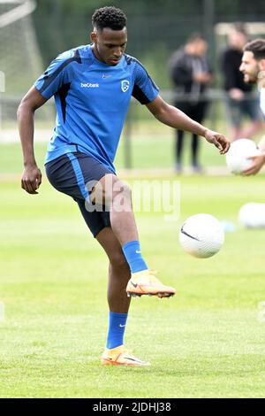 Genk., Belgien, 21. Juni 2022, Genks Jhon Lucumi Bonilla, aufgenommen während einer Trainingseinheit vor der Saison 2022-2023, des belgischen Fußballteams der ersten Liga KRC Genk, Dienstag, 21. Juni 2022 in Genk. BELGA FOTO JOHAN EYCKENS Stockfoto