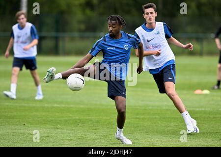 Genk., Belgien, 21. Juni 2022, Genks Mike Tresor Ndayishimiye, aufgenommen während einer Trainingseinheit vor der Saison 2022-2023, des belgischen Fußballteams der ersten Liga KRC Genk, Dienstag, 21. Juni 2022 in Genk. BELGA FOTO JOHAN EYCKENS Stockfoto