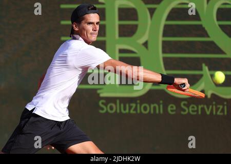 Mailand, Italien. 20.. Juni 2022. Italien, Mailand, 20 2022. juni: Federico Coria beim Tennisspiel F. CORIA (ARG) gegen P. KRSTIN (SRB) 1. bei ATP Challenger Mailand im Aspria Club (Foto von Fabrizio Andrea Bertani/Pacific Press) Quelle: Pacific Press Media Production Corp./Alamy Live News Stockfoto