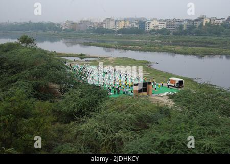 Neu-Delhi, Indien. 21.. Juni 2022. Am Ufer des Yamuna River führen Menschen Yoga anlässlich des Internationalen Yoga-Tages durch. (Foto: Kabir Jhangiani/Pacific Press) Quelle: Pacific Press Media Production Corp./Alamy Live News Stockfoto