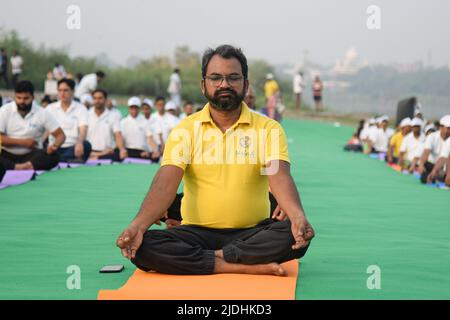 Neu-Delhi, Indien. 21.. Juni 2022. Am Ufer des Yamuna River führen Menschen Yoga anlässlich des Internationalen Yoga-Tages durch. (Foto: Kabir Jhangiani/Pacific Press) Quelle: Pacific Press Media Production Corp./Alamy Live News Stockfoto