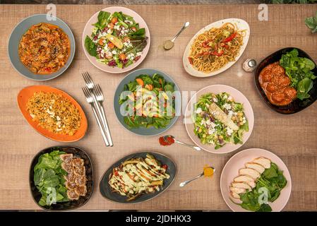 Set von gesunden Gerichten mit frischem Obst, Gemüse auf einem natürlichen Eichenholztisch Stockfoto