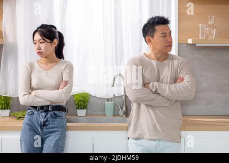 Verärgerte chinesische Ehepartner, die zu Hause kämpfen Stockfoto