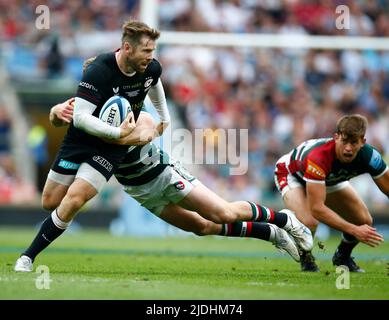 LONDON ENGLAND - JUNI 18 : L-R Elliot Daly aus Saracens wird während des Gallagher English Premiership Final Be von Harry Potter aus Leicester Tigers angegriffen Stockfoto