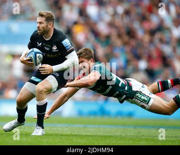 LONDON ENGLAND - JUNI 18 : L-R Elliot Daly aus Saracens wird während des Gallagher English Premiership Final Be von Harry Potter aus Leicester Tigers angegriffen Stockfoto