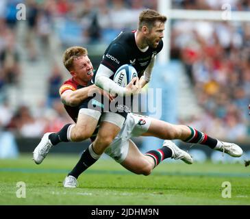 LONDON ENGLAND - JUNI 18 : L-R Elliot Daly aus Saracens wird während des Gallagher English Premiership Final Be von Harry Potter aus Leicester Tigers angegriffen Stockfoto