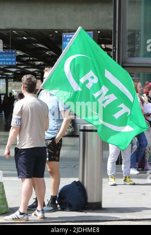 GMT-Streikposten vor dem Bahnhof St. Pancras am 21.. Juni, dem ersten Tag des National Rail Strike, London, Großbritannien Stockfoto