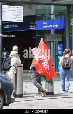 GMT-Streikposten vor dem Bahnhof St. Pancras am 21.. Juni, dem ersten Tag des National Rail Strike, London, Großbritannien Stockfoto