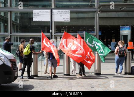 GMT-Streikposten vor dem Bahnhof St. Pancras am 21.. Juni, dem ersten Tag des National Rail Strike, London, Großbritannien Stockfoto