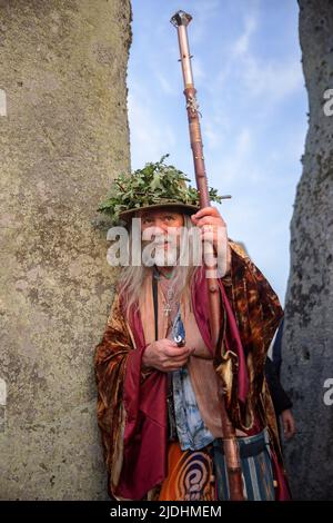 WILTSHIRE, ENGLAND - 21,2022. JUNI: Druiden, Heiden und Nachtschwärmer versammeln sich in Stonehenge in der Hoffnung, den Sonnenaufgang zu sehen, während sie am 21. 2022. Juni in Wiltshire, England, an den Sommersonnenwende-Feierlichkeiten am alten neolithischen Denkmal von Stonehenge in der Nähe von Salisbury teilnehmen. Mehrere tausend Menschen versammelten sich bei Sonnenaufgang am berühmten historischen Steinkreis, einem UNESCO-Weltkulturerbe, um die Sonnenwende zu feiern Stockfoto