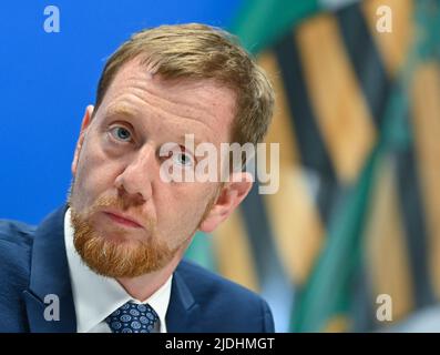 Klettwitz, Deutschland. 21.. Juni 2022. Der sächsische Ministerpräsident Michael Kretschmer (CDU) nimmt an einer Pressekonferenz der gemeinsamen Kabinettssitzung von Brandenburg und Sachsen auf dem Dekra Lausitzring Teil. Die Regierungen von Brandenburg und Sachsen trafen sich zum ersten Mal seit Beginn der Corona-Pandemie. Im Mittelpunkt der Kabinettssitzung stand die strukturelle Entwicklung in der Lausitz. Quelle: Patrick Pleul/dpa/Alamy Live News Stockfoto