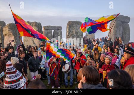 WILTSHIRE, ENGLAND - 21,2022. JUNI: Druiden, Heiden und Nachtschwärmer versammeln sich in Stonehenge in der Hoffnung, den Sonnenaufgang zu sehen, während sie am 21. 2022. Juni in Wiltshire, England, an den Sommersonnenwende-Feierlichkeiten am alten neolithischen Denkmal von Stonehenge in der Nähe von Salisbury teilnehmen. Mehrere tausend Menschen versammelten sich bei Sonnenaufgang am berühmten historischen Steinkreis, einem UNESCO-Weltkulturerbe, um die Sonnenwende zu feiern Stockfoto