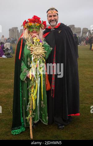 WILTSHIRE, ENGLAND - 21,2022. JUNI: Druiden, Heiden und Nachtschwärmer versammeln sich in Stonehenge in der Hoffnung, den Sonnenaufgang zu sehen, während sie am 21. 2022. Juni in Wiltshire, England, an den Sommersonnenwende-Feierlichkeiten am alten neolithischen Denkmal von Stonehenge in der Nähe von Salisbury teilnehmen. Mehrere tausend Menschen versammelten sich bei Sonnenaufgang am berühmten historischen Steinkreis, einem UNESCO-Weltkulturerbe, um die Sonnenwende zu feiern Stockfoto