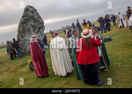 WILTSHIRE, ENGLAND - 21,2022. JUNI: Druiden, Heiden und Nachtschwärmer versammeln sich in Stonehenge in der Hoffnung, den Sonnenaufgang zu sehen, während sie am 21. 2022. Juni in Wiltshire, England, an den Sommersonnenwende-Feierlichkeiten am alten neolithischen Denkmal von Stonehenge in der Nähe von Salisbury teilnehmen. Mehrere tausend Menschen versammelten sich bei Sonnenaufgang am berühmten historischen Steinkreis, einem UNESCO-Weltkulturerbe, um die Sonnenwende zu feiern Stockfoto