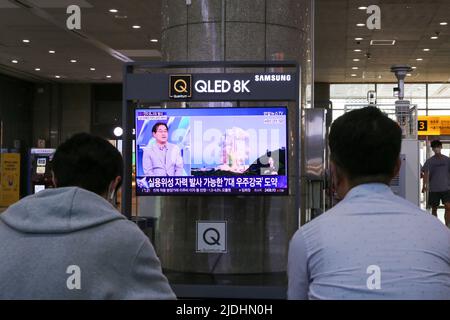 Seoul, Südkorea. 21.. Juni 2022. Am 21. Juni 2022 beobachten die Menschen den Start einer Weltraumrakete im Fernsehen auf dem Yongsan-Sender in Seoul, Südkorea. Südkorea startete am Dienstag erfolgreich seine eigene Weltraumrakete und brachte mehrere Satelliten in die Erdumlaufbahn. Quelle: Wang Yiliang/Xinhua/Alamy Live News Stockfoto