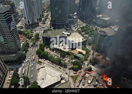 Manila, Philippinen - 11. Juli 2013: Luftaufnahme eines großen Feuers, das Hunderte von Shanties im Finanzdistrikt von Makati City zerrissen hat. Stockfoto