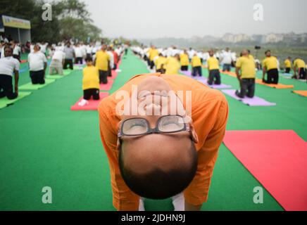 Neu Delhi, Neu Delhi, Indien. 21.. Juni 2022. Am Ufer des Yamuna River führen Menschen Yoga anlässlich des Internationalen Yoga-Tages durch. (Bild: © Kabir Jhangiani/Pacific Press via ZUMA Press Wire) Stockfoto