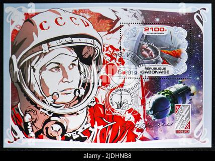 MOSKAU, RUSSLAND - 17. JUNI 2022: Die in Gabun gedruckte Briefmarke zeigt Block: V. Tereshkova, Space Programmes Serie, um 2019 Stockfoto