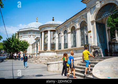 Istanbul, Türkei - 29. Mai 2022: Alter Friedhof mit Marmorgräbern und Grab von Mahmud II in Istanbul, Türkei Stockfoto