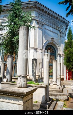 Istanbul, Türkei - 29. Mai 2022: Alter Friedhof mit Marmorgräbern und Grab von Mahmud II in Istanbul, Türkei Stockfoto