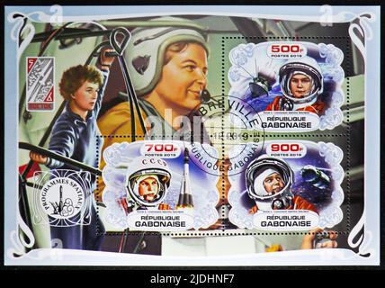 MOSKAU, RUSSLAND - 17. JUNI 2022: Die in Gabun gedruckte Briefmarke zeigt Block: V. Tereshkova, Space Programmes Serie, um 2019 Stockfoto