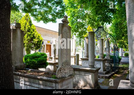 Istanbul, Türkei - 29. Mai 2022: Alter Friedhof mit Marmorgräbern und Grab von Mahmud II in Istanbul, Türkei Stockfoto