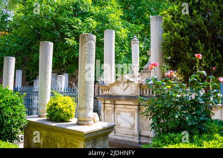 Istanbul, Türkei - 29. Mai 2022: Alter Friedhof mit Marmorgräbern und Grab von Mahmud II in Istanbul, Türkei Stockfoto