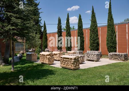 Prachtvoll gearbeitete Sarkophage im Eingangsbereich der antiken Stadt Aphrodisias, Denizli, Türkei Stockfoto