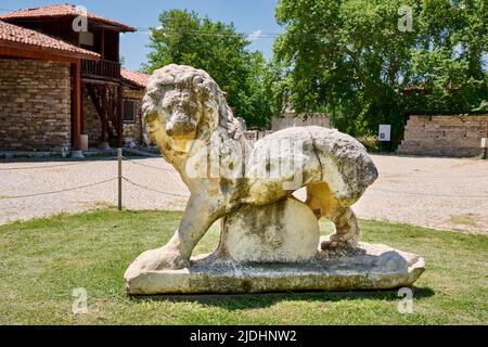 Löwenfigur im Eingangsbereich der antiken Stadt Aphrodisias, Denizli, Türkei Stockfoto