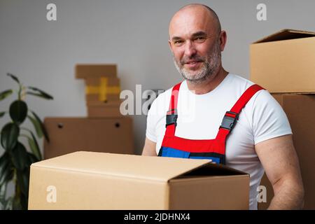Mann im mittleren Alter in uniformem Karton, Porträt Stockfoto