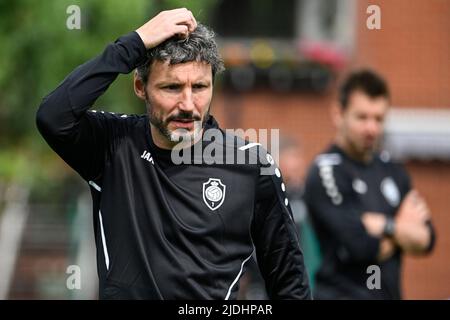 Antwerpens Cheftrainer Mark van Bommel, abgebildet während einer Trainingseinheit des belgischen Fußballvereins Royal Antwerp FC am Dienstag, den 21. Juni 2022 in Antwerpen, mit van Bommel als neuem Cheftrainer des Royal Antwerp FC. BELGA FOTO TOM GOYVAERTS Stockfoto