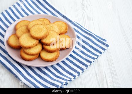 Hausgemachte Butterkurzbrote auf einem rosafarbenen Teller, Seitenansicht. Platz für Text. Stockfoto