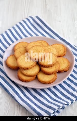 Hausgemachte Butterkurzbrote auf einem rosafarbenen Teller, Seitenansicht. Stockfoto