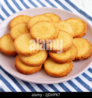 Hausgemachte Butterbluse-Shortbreads auf einem rosafarbenen Teller, Blick aus der unteren Ecke. Stockfoto