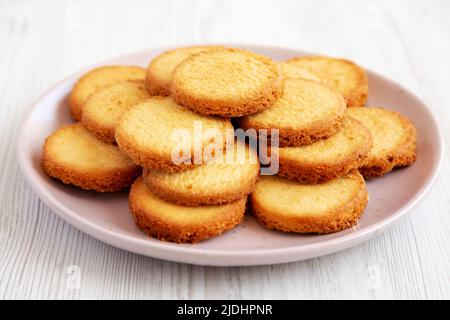 Hausgemachte Butterkurzbrote auf einem rosafarbenen Teller, Seitenansicht. Nahaufnahme. Stockfoto