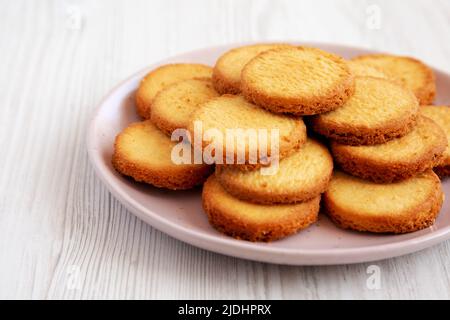 Hausgemachte Butterkurzbrote auf einem rosafarbenen Teller, Seitenansicht. Speicherplatz kopieren. Stockfoto