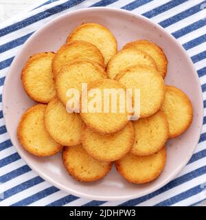 Hausgemachte Butterkurzbrote auf einem rosafarbenen Teller, Draufsicht. Flach liegend, über Kopf, von oben. Stockfoto