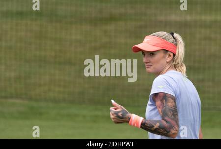 Rothesay International Eastbourne Tennisturnier, Eastbourne, Sussex, Großbritannien. 21.. Juni 2022. Martincova Tereza.aus der Tschechischen Republik übt sich in einem nahe gelegenen Tennisclub für das Turnier. Kredit: Newspics UK South/Alamy Live Nachrichten Stockfoto