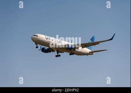 18.06.2022, Berlin, Deutschland, Europa - Eine Boeing 767-300ER von United Airlines nähert sich zur Landung dem Flughafen Berlin Brandenburg BER. Stockfoto