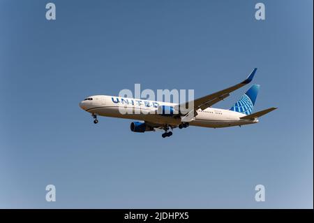 18.06.2022, Berlin, Deutschland, Europa - Eine Boeing 767-300ER von United Airlines nähert sich zur Landung dem Flughafen Berlin Brandenburg BER. Stockfoto