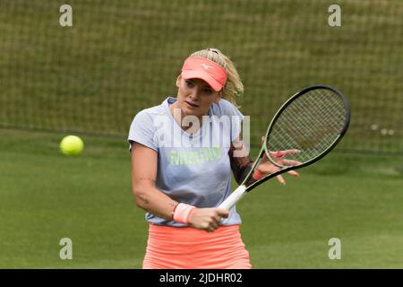 Rothesay International Eastbourne Tennisturnier, Eastbourne, Sussex, Großbritannien. 21.. Juni 2022. Martincova Tereza.aus der Tschechischen Republik übt sich in einem nahe gelegenen Tennisclub für das Turnier. Kredit: Newspics UK South/Alamy Live Nachrichten Stockfoto