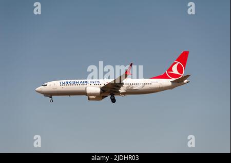 18.06.2022, Berlin, Deutschland, Europa - Eine Boeing 737 MAX 8 von Turkish Airlines nähert sich zur Landung dem Flughafen Berlin Brandenburg BER an. Stockfoto