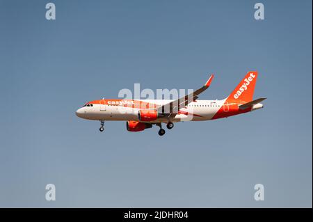 18.06.2022, Berlin, Deutschland, Europa - ein easyJet Airbus A320-200 Passagierflugzeug nähert sich dem Flughafen Berlin Brandenburg zur Landung an. Stockfoto