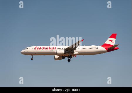 18.06.2022, Berlin, Deutschland, Europa - ein Passagierflugzeug der Austrian Airlines Airbus A321-200 nähert sich dem Flughafen Berlin Brandenburg zur Landung an. Stockfoto