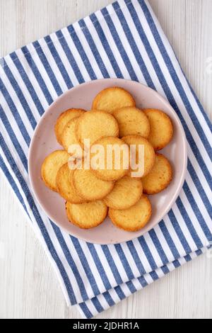 Hausgemachte Butterkurzbrote auf einem rosafarbenen Teller, Draufsicht. Flach liegend, über Kopf, von oben. Stockfoto