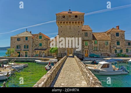 Die Burg Gomilica bei Kastela zwischen Split und Trogir in der mitteldalmatinischen Region Kroatiens. Es war als Braavos in der „Game of Thrones“-Serie zu sehen Stockfoto