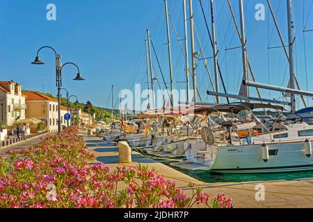 Rogoznica Stadtkai. Ein beliebtes Übernachtungsziel für Yachtkreuzer an der Küste von Zentral-Dalamation in Kroatien. Stockfoto